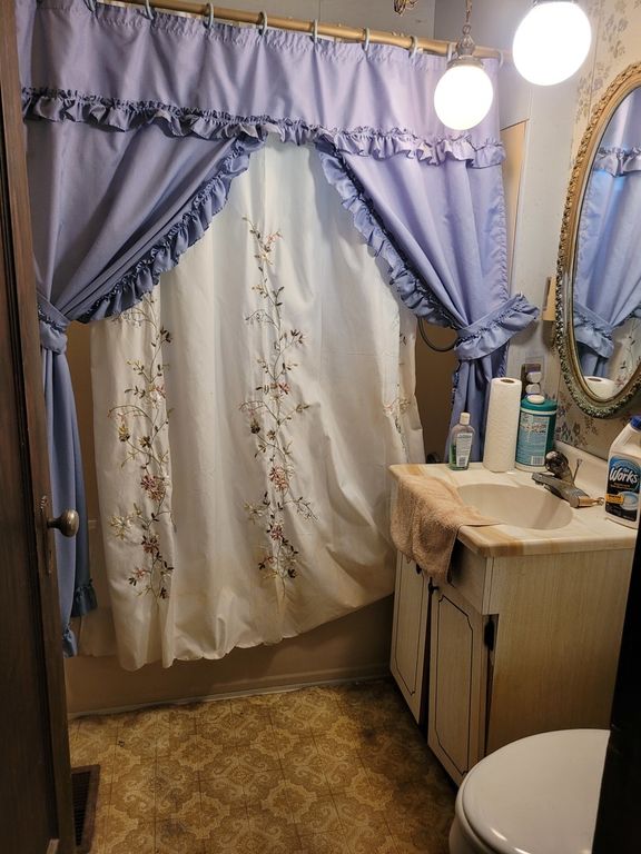 Image 23 of property listing at 11978 E Bunny Farm Road, Mt Vernon, IL 62864