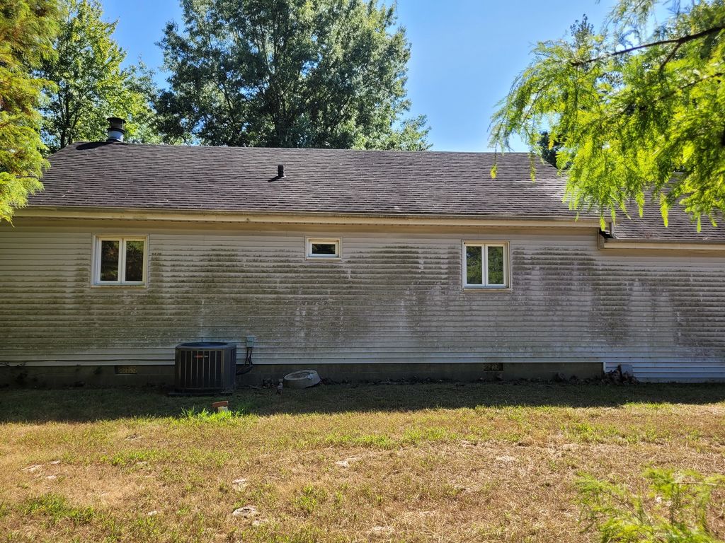 Image 5 of property listing at 11978 E Bunny Farm Road, Mt Vernon, IL 62864