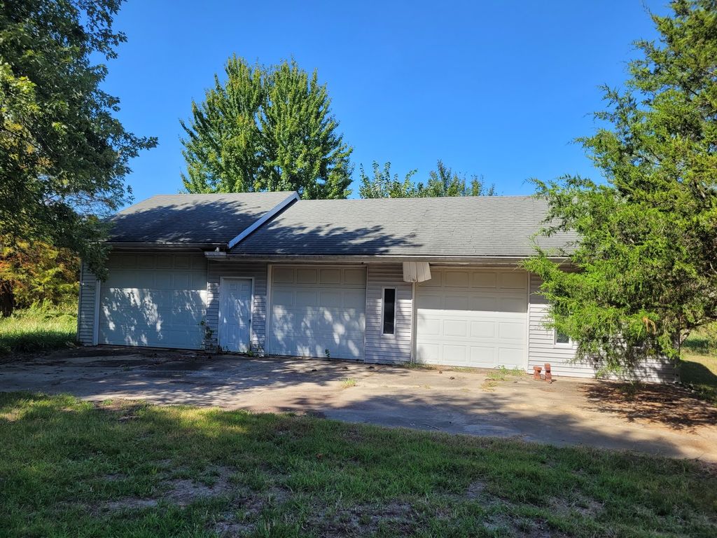 Image 8 of property listing at 11978 E Bunny Farm Road, Mt Vernon, IL 62864