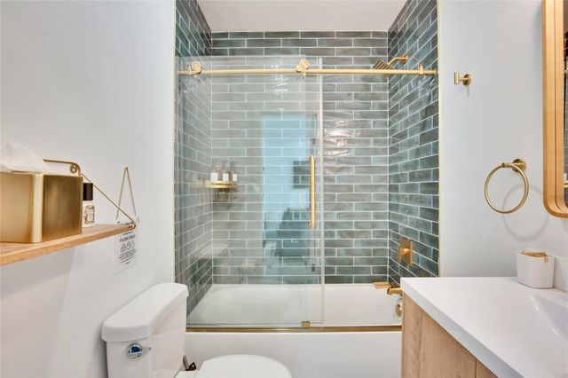 221 Hilltop DR, Dripping Springs, TX 78620