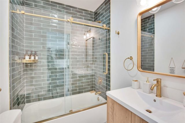 221 Hilltop DR, Dripping Springs, TX 78620