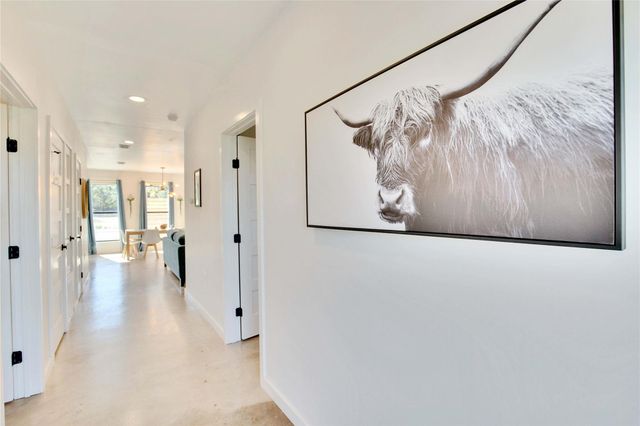 221 Hilltop DR, Dripping Springs, TX 78620