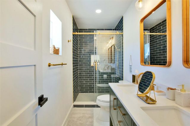 221 Hilltop DR, Dripping Springs, TX 78620