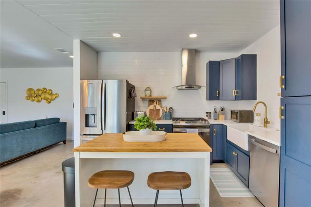 221 Hilltop DR, Dripping Springs, TX 78620