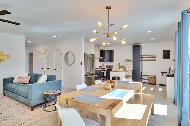 221 Hilltop DR, Dripping Springs, TX 78620