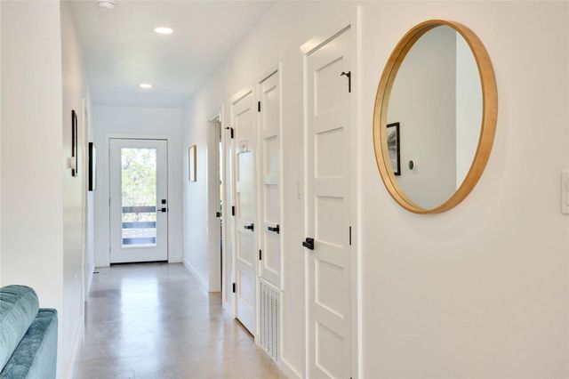 221 Hilltop DR, Dripping Springs, TX 78620