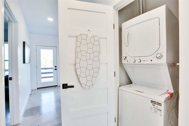 221 Hilltop DR, Dripping Springs, TX 78620