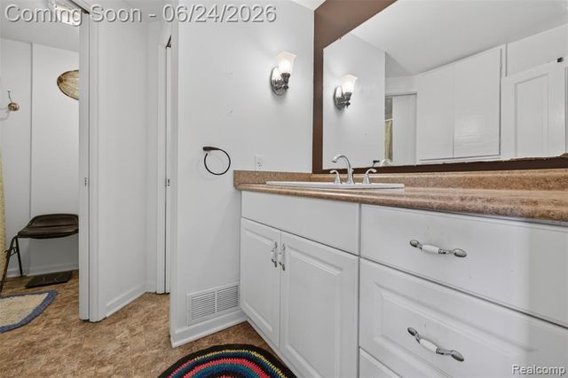 13252 Dixie Highway, Holly, MI 48442