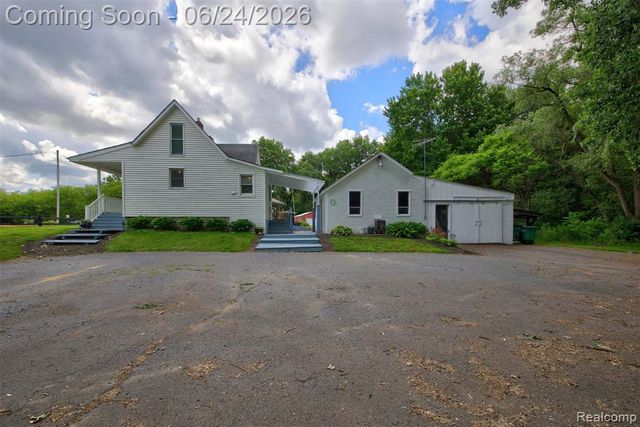 13252 Dixie Highway, Holly, MI 48442