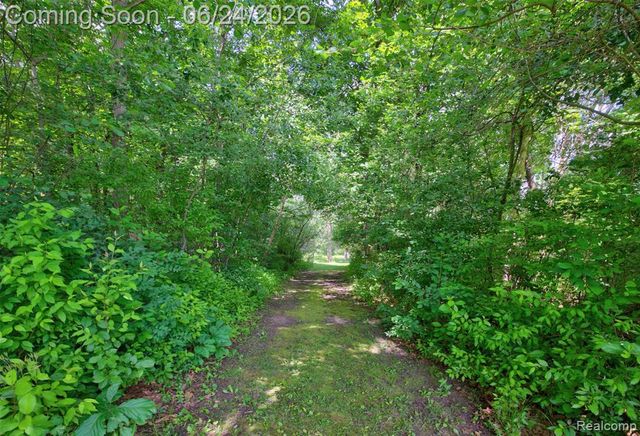 13252 Dixie Highway, Holly, MI 48442