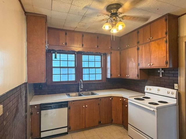 960 S 9th st, Salina, KS 67401