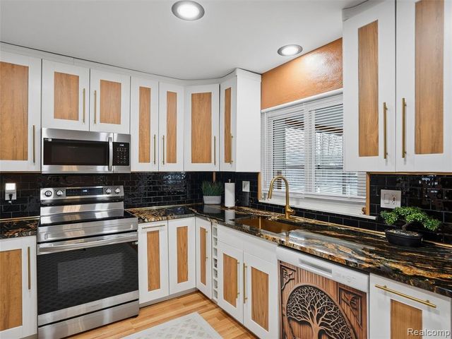 2864 Majestic Court, Troy, MI 48083