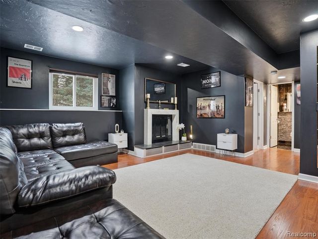 2864 Majestic Court, Troy, MI 48083