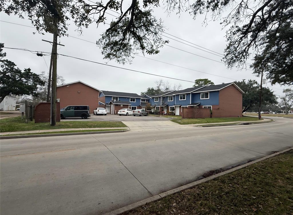 1904 Mustang Road, Alvin, TX 77511