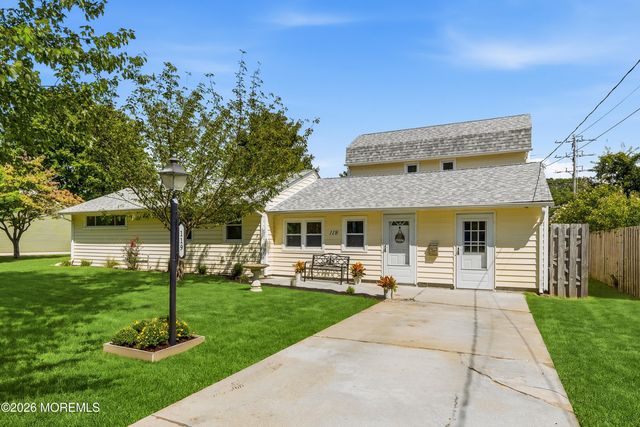 119 Court Drive, Shrewsbury Boro, NJ 07702