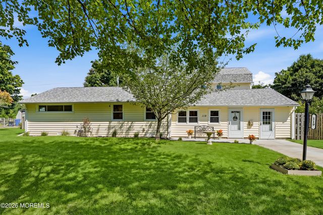 119 Court Drive, Shrewsbury Boro, NJ 07702