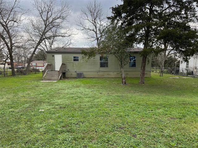 118 W 8th ST, Flatonia, TX 78941