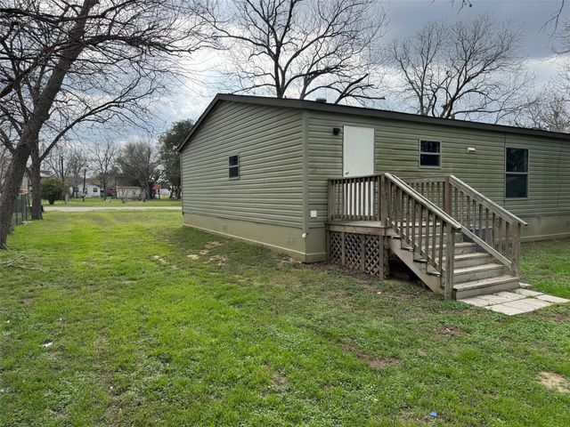 118 W 8th ST, Flatonia, TX 78941