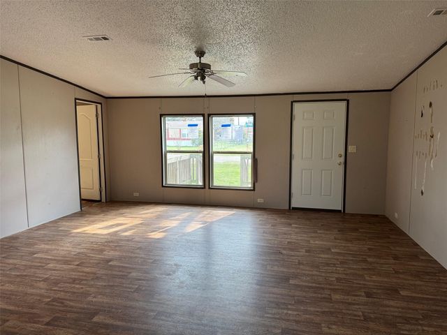 118 W 8th ST, Flatonia, TX 78941