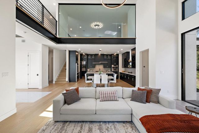 419 Hazeltine DR, Lakeway, TX 78734