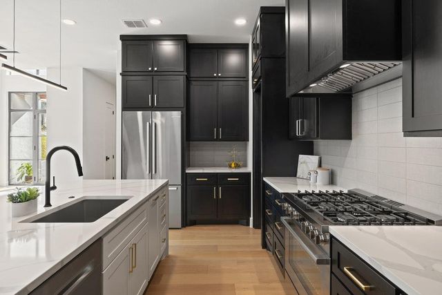 419 Hazeltine DR, Lakeway, TX 78734