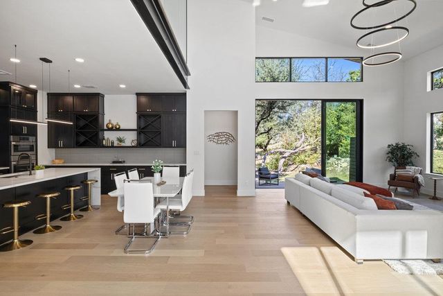 419 Hazeltine DR, Lakeway, TX 78734