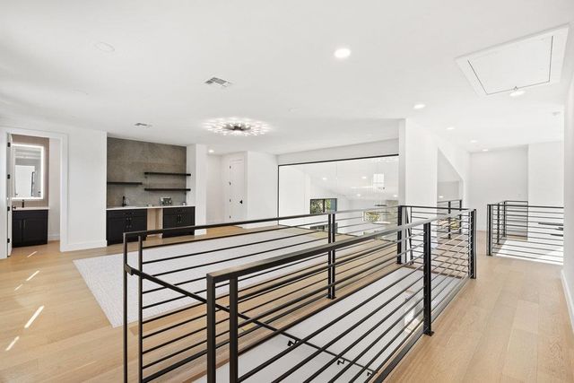 419 Hazeltine DR, Lakeway, TX 78734