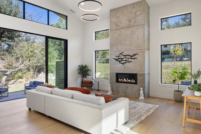 419 Hazeltine DR, Lakeway, TX 78734