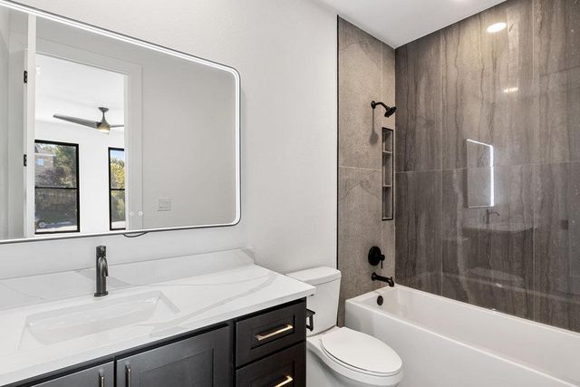 419 Hazeltine DR, Lakeway, TX 78734