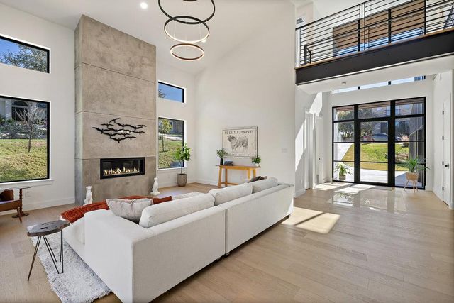 419 Hazeltine DR, Lakeway, TX 78734