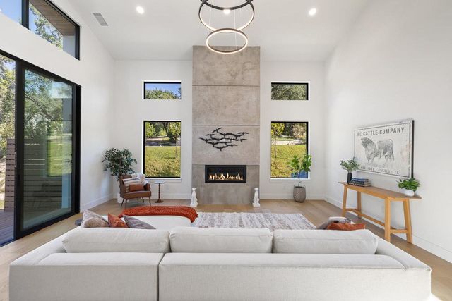 419 Hazeltine DR, Lakeway, TX 78734