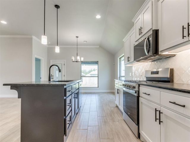 7701 Wilshire Woods Drive, Yukon, OK 73099