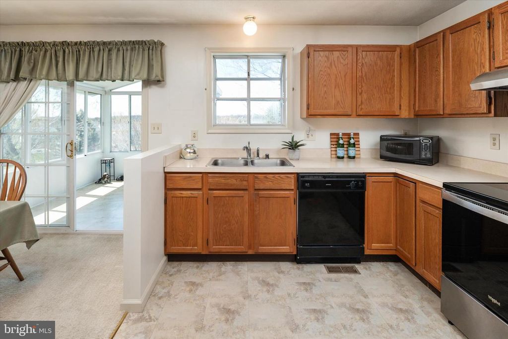 Image 14 of property listing at 1198 N CARROLL ST, Hampstead, MD 21074