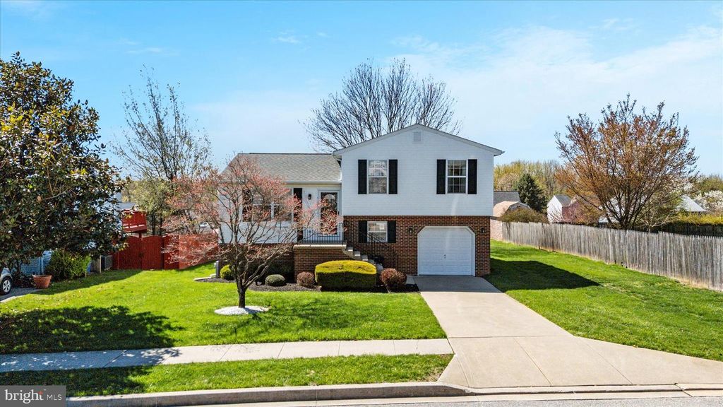 Image 2 of property listing at 1198 N CARROLL ST, Hampstead, MD 21074