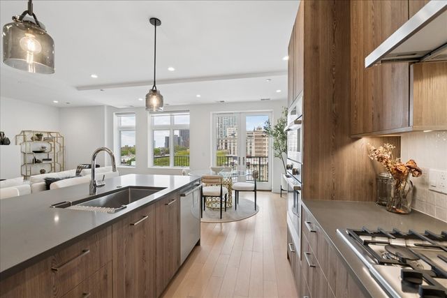 434 W Melrose Street 602, Chicago, IL 60657