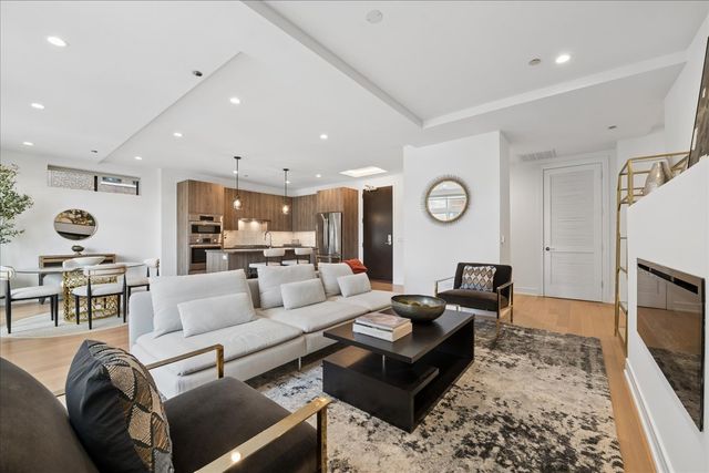 434 W Melrose Street 602, Chicago, IL 60657