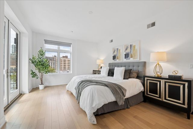 434 W Melrose Street 602, Chicago, IL 60657