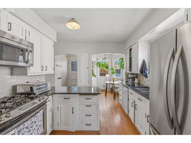 135 S 8TH St, St Helens, OR 97051