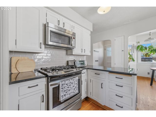 135 S 8TH St, St Helens, OR 97051