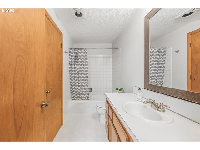 135 S 8TH St, St Helens, OR 97051
