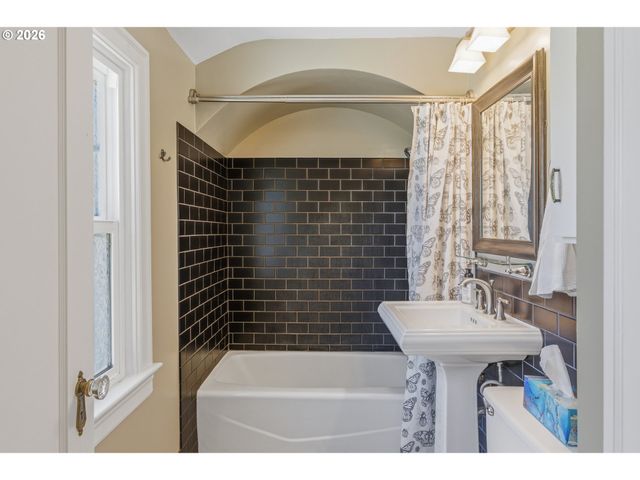 135 S 8TH St, St Helens, OR 97051