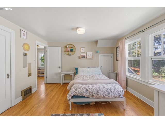 135 S 8TH St, St Helens, OR 97051