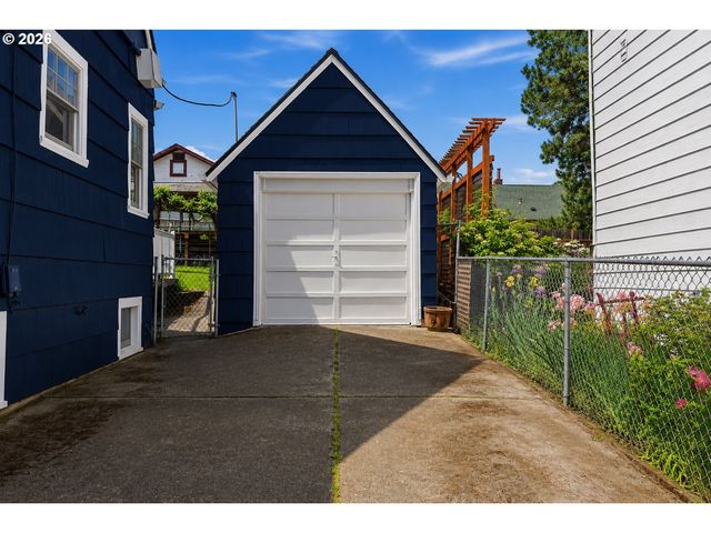 135 S 8TH St, St Helens, OR 97051