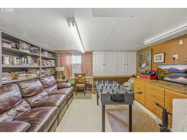 135 S 8TH St, St Helens, OR 97051