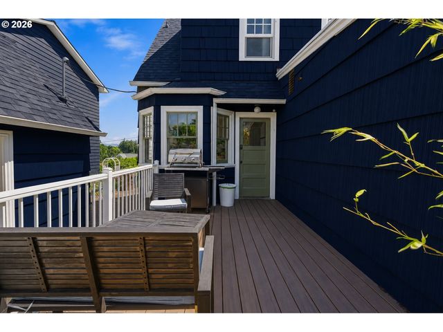 135 S 8TH St, St Helens, OR 97051