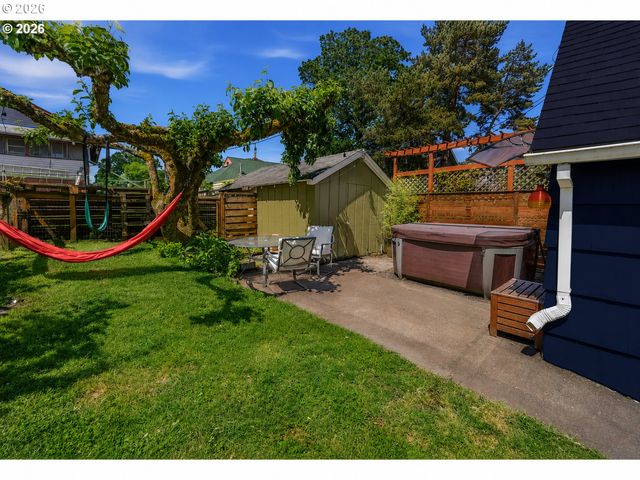 135 S 8TH St, St Helens, OR 97051