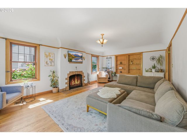 135 S 8TH St, St Helens, OR 97051