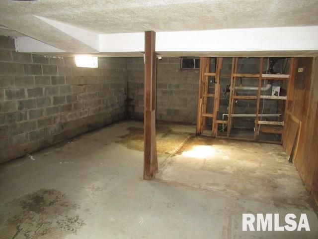 1117 E ASH Street, Herrin, IL 62948