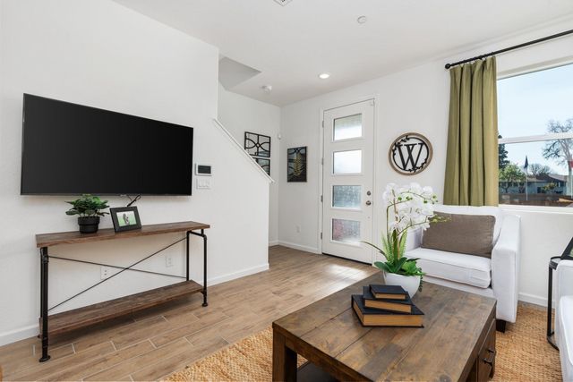 6524 E Cresthaven Drive, Fresno, CA 93727