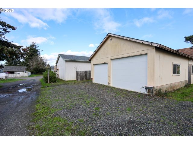 2518 PACIFIC Ave, North Bend, OR 97459